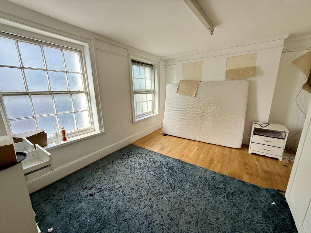 Lot: 24 - VACANT COMMERCIAL UNIT WITH POTENTIAL - First floor bedroom